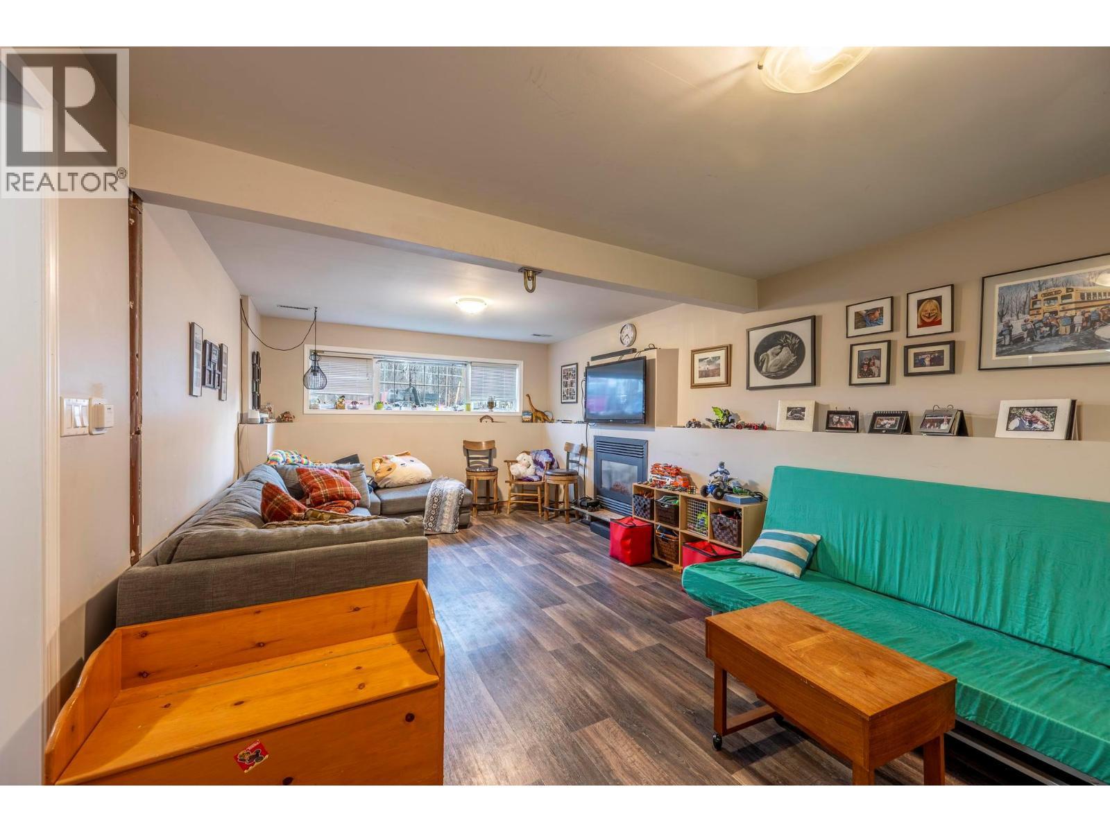 517 12Th Street S, Golden, BC - Indoor Photo Showing Living Room