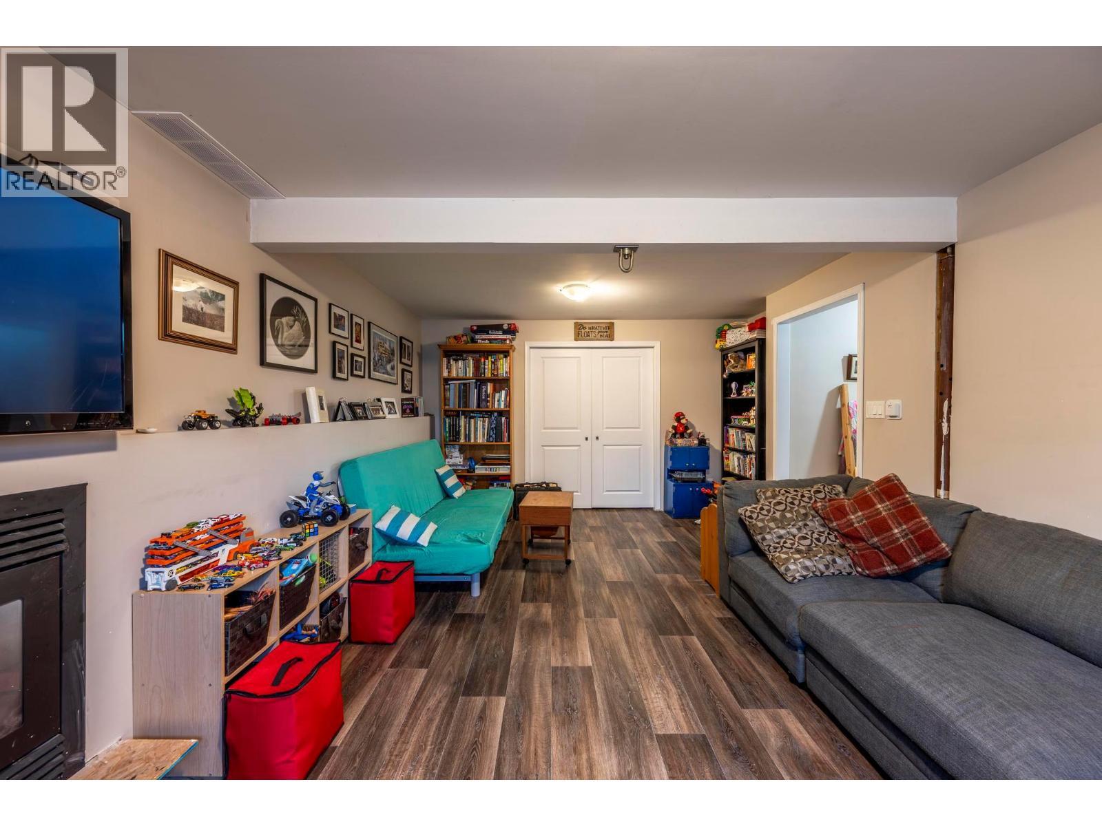 517 12Th Street S, Golden, BC - Indoor Photo Showing Living Room With Fireplace