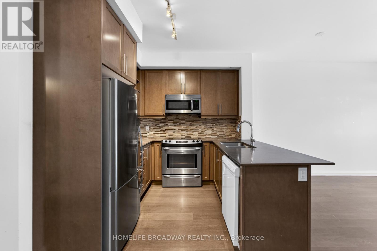 1207 - 55 Oneida Crescent, Richmond Hill, ON - Indoor Photo Showing Kitchen With Upgraded Kitchen
