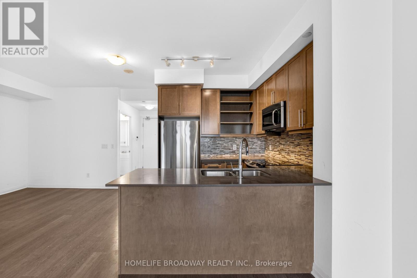 1207 - 55 Oneida Crescent, Richmond Hill, ON - Indoor Photo Showing Kitchen With Double Sink