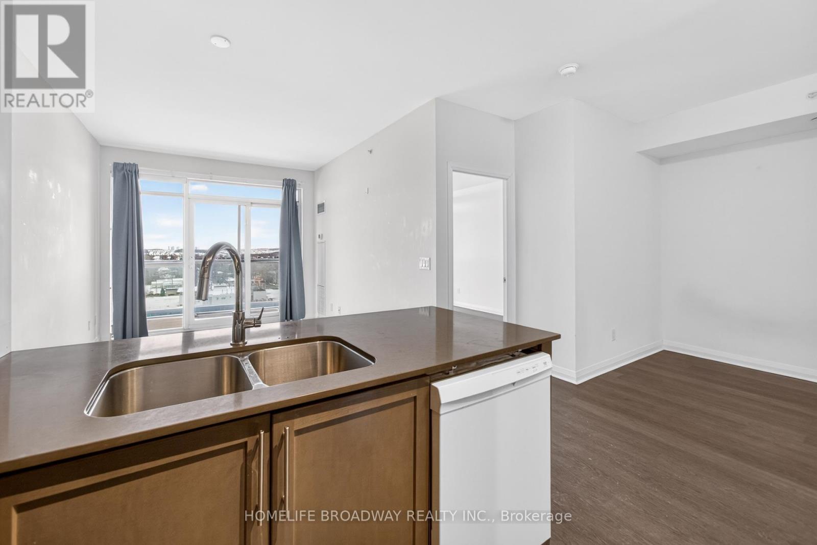 1207 - 55 Oneida Crescent, Richmond Hill, ON - Indoor Photo Showing Kitchen With Double Sink