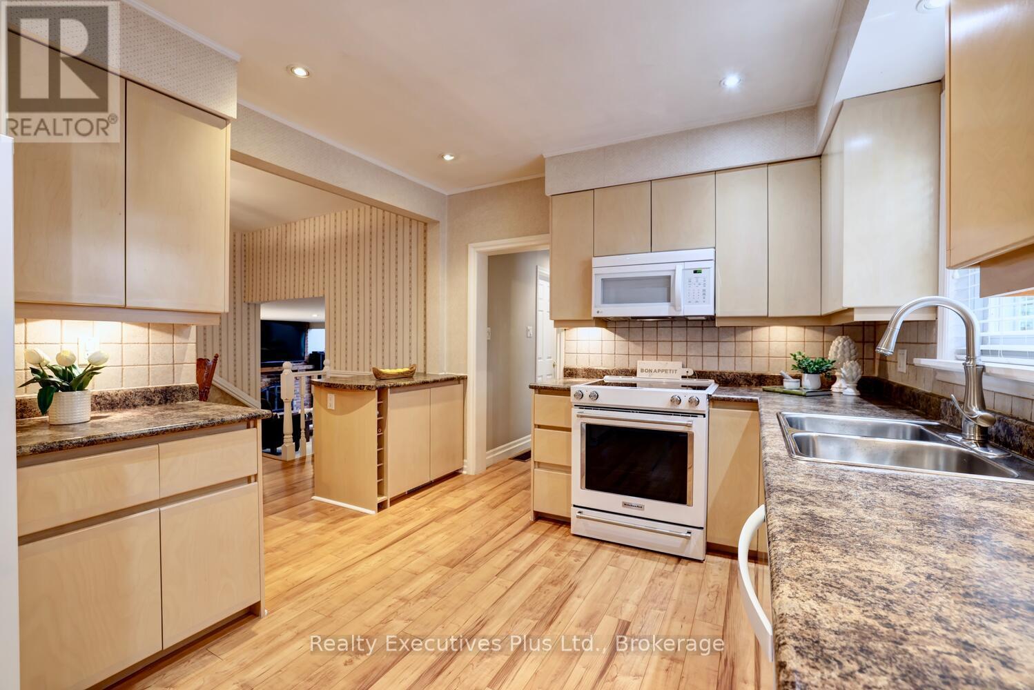 322 Pine Avenue, Oakville (Oo Old Oakville), ON - Indoor Photo Showing Kitchen With Double Sink