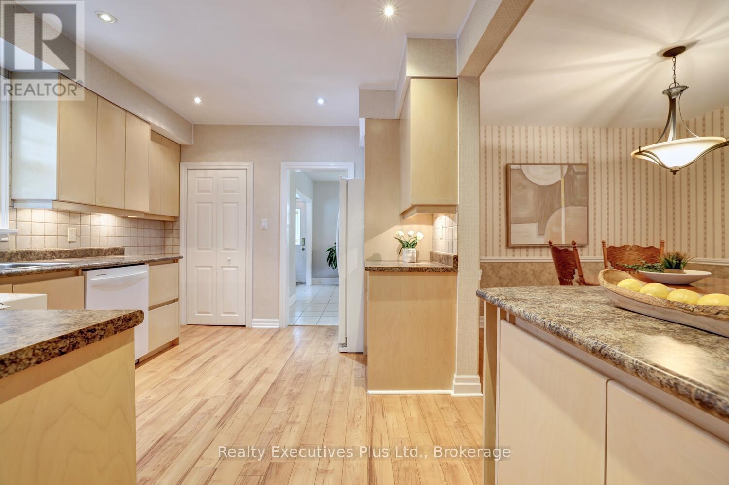 322 Pine Avenue, Oakville (Oo Old Oakville), ON - Indoor Photo Showing Kitchen