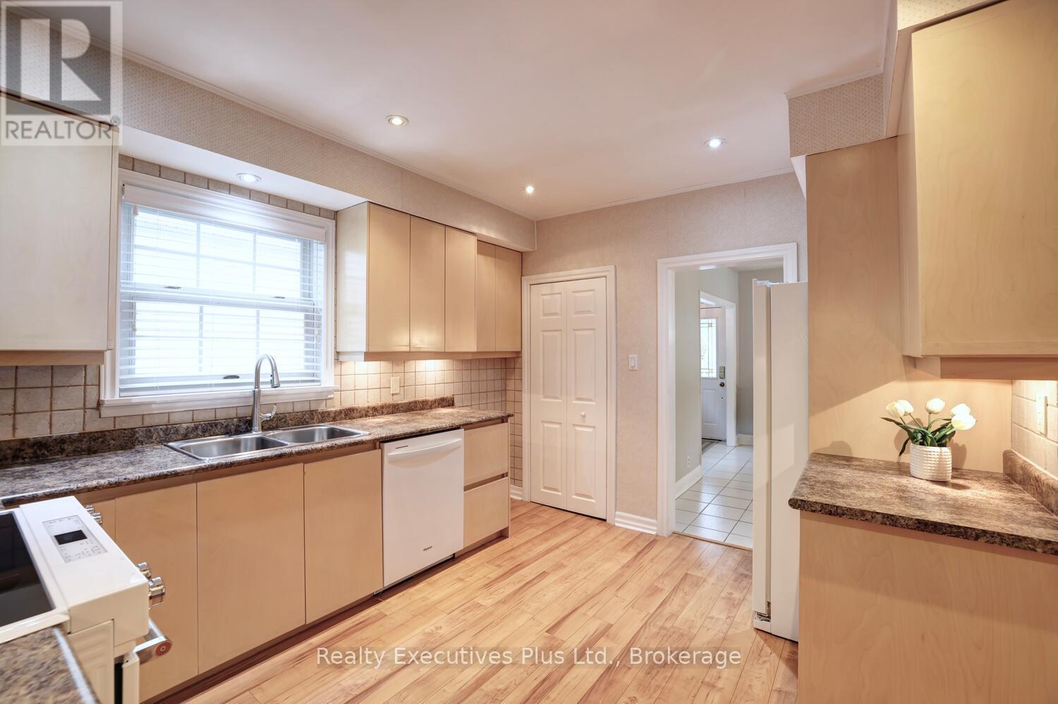 322 Pine Avenue, Oakville (Oo Old Oakville), ON - Indoor Photo Showing Kitchen With Double Sink