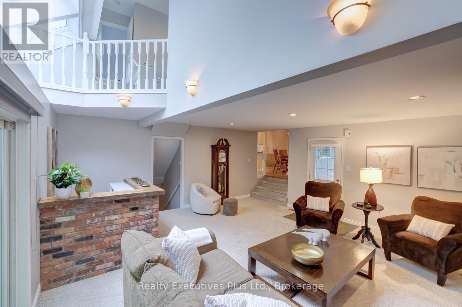322 Pine Avenue, Oakville (Oo Old Oakville), ON - Indoor Photo Showing Living Room