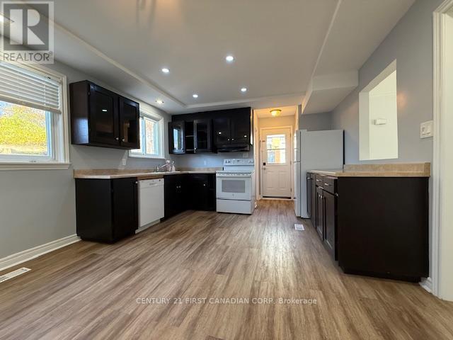 17 Vincent Crescent S, London South (South Q), ON - Indoor Photo Showing Kitchen