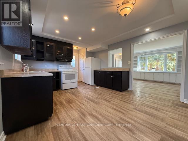 17 Vincent Crescent S, London South (South Q), ON - Indoor Photo Showing Kitchen With Double Sink