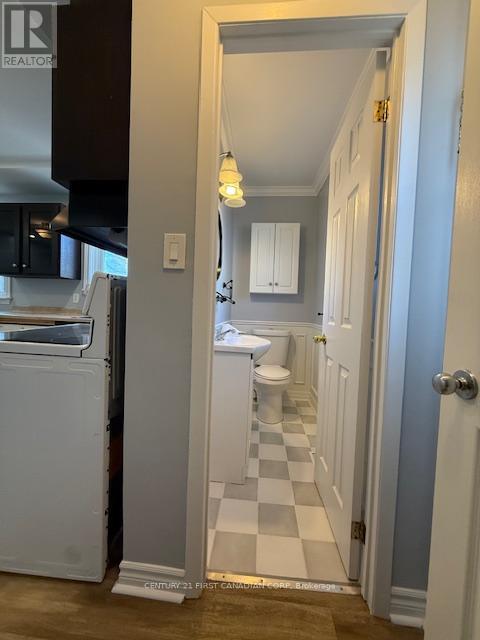 17 Vincent Crescent S, London South (South Q), ON - Indoor Photo Showing Bathroom