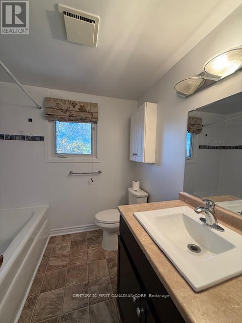 17 Vincent Crescent S, London South (South Q), ON - Indoor Photo Showing Bathroom