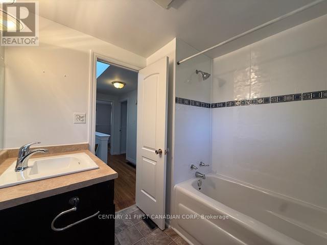 17 Vincent Crescent S, London South (South Q), ON - Indoor Photo Showing Bathroom