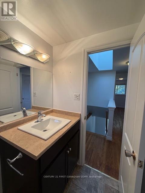 17 Vincent Crescent S, London South (South Q), ON - Indoor Photo Showing Bathroom