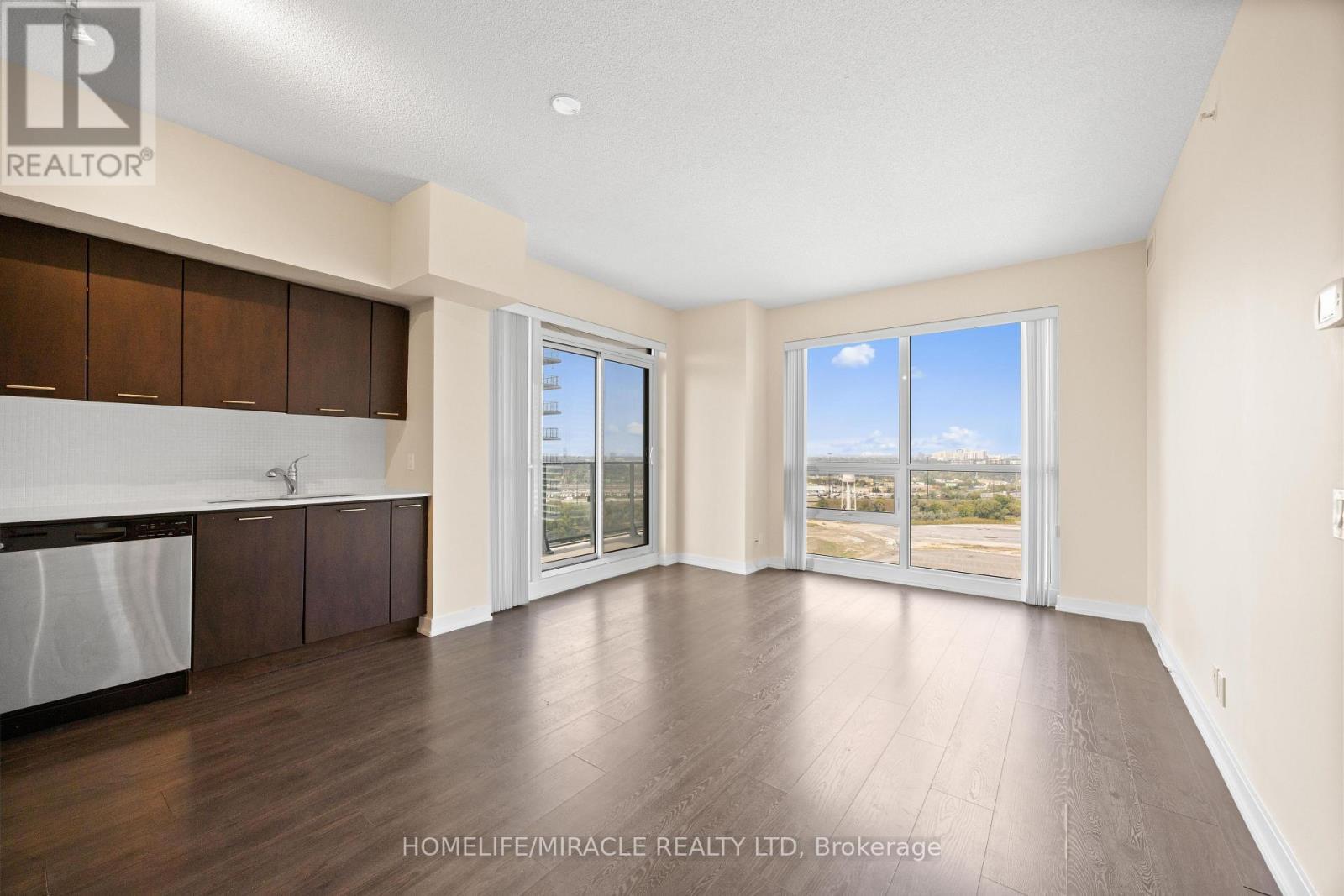 2004 - 2220 Lakeshore Boulevard W, Toronto, ON - Indoor