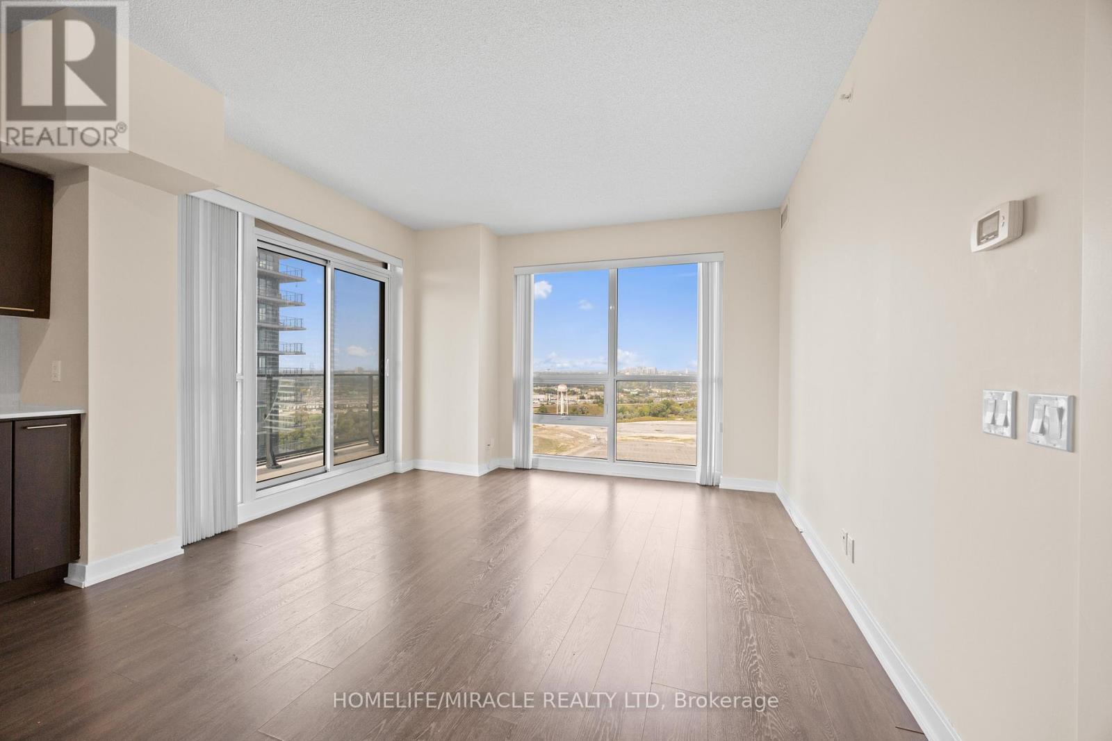 2004 - 2220 Lakeshore Boulevard W, Toronto, ON - Indoor