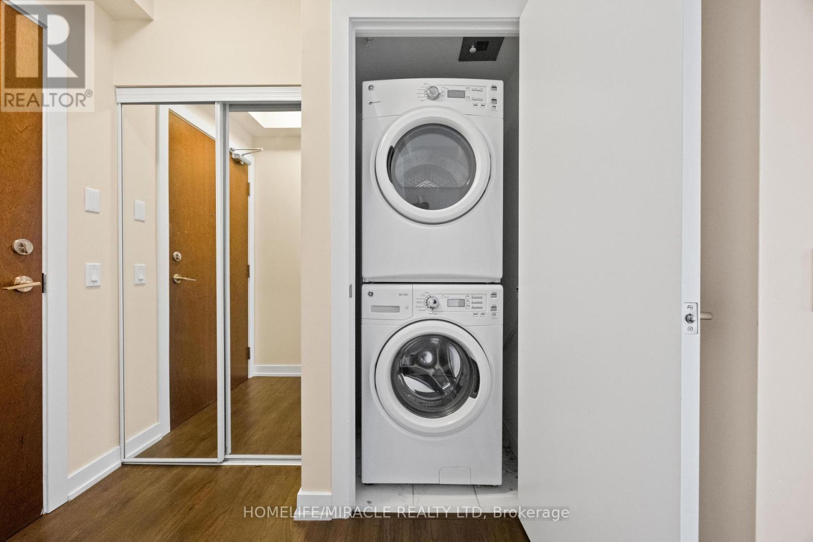 2004 - 2220 Lakeshore Boulevard W, Toronto, ON - Indoor Photo Showing Laundry Room