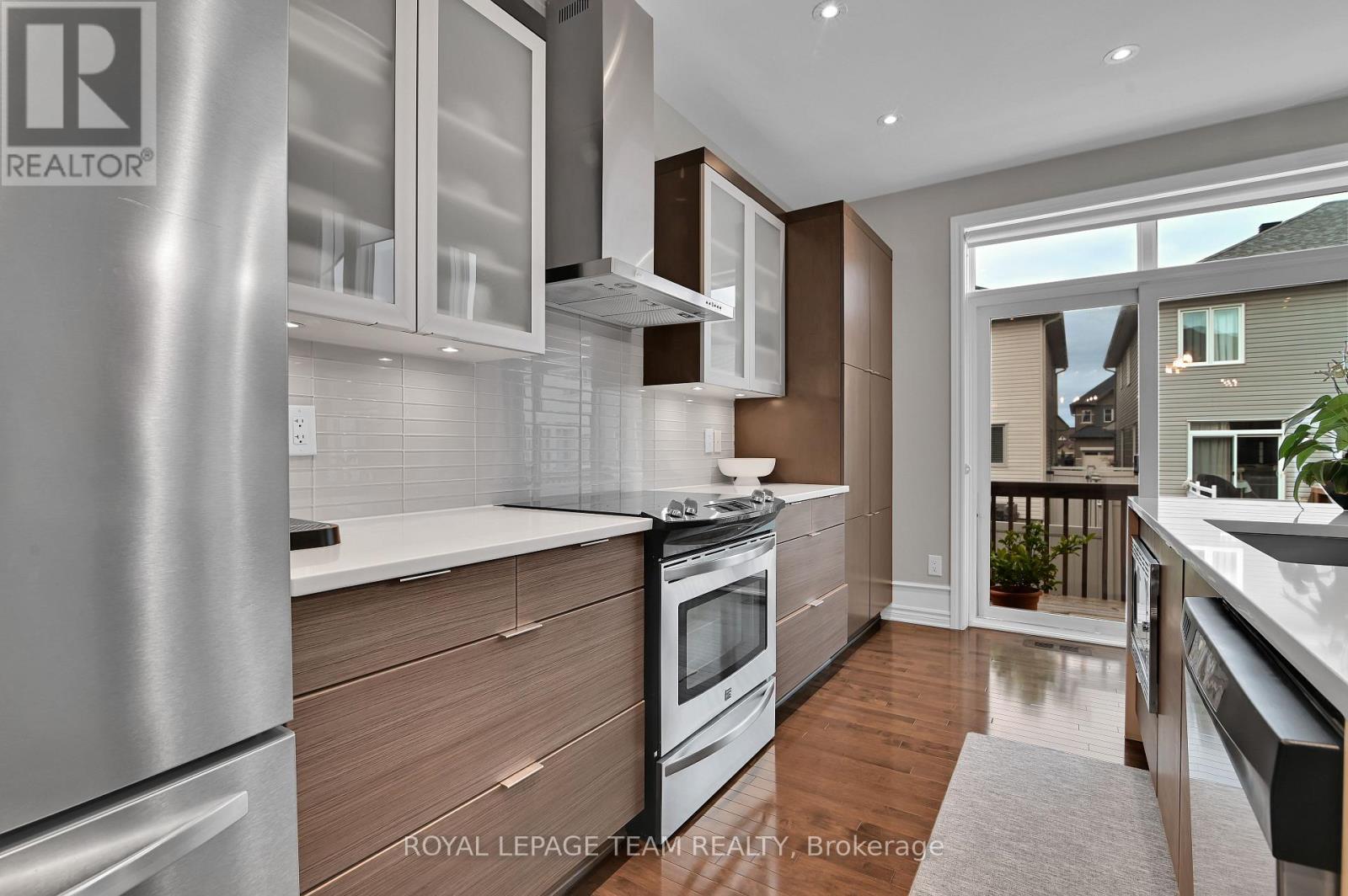 743 Brian Good Avenue, Ottawa, ON - Indoor Photo Showing Kitchen With Upgraded Kitchen
