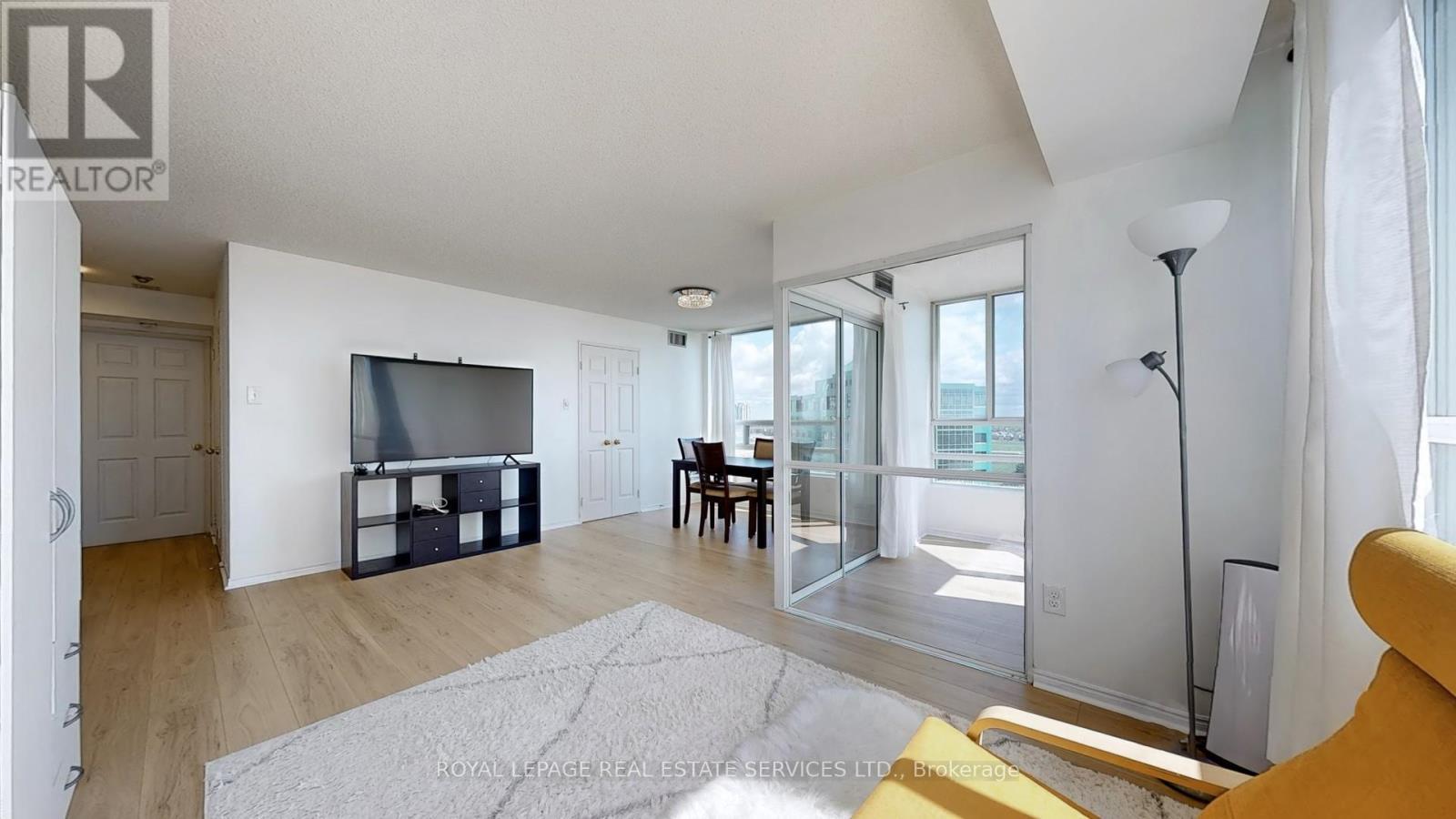 1111 - 50 Kingsbridge Garden, Mississauga, ON - Indoor Photo Showing Living Room