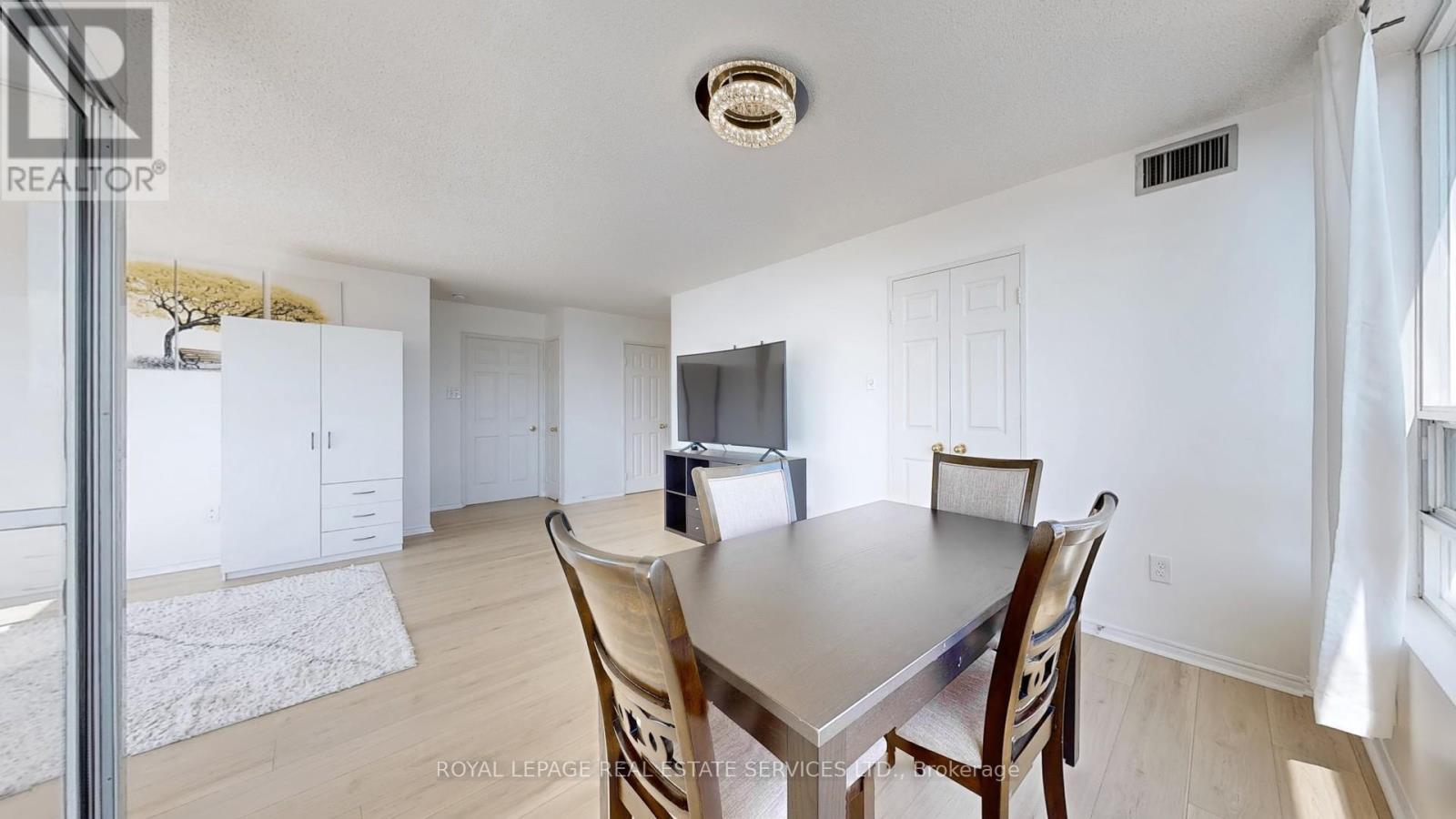 1111 - 50 Kingsbridge Garden, Mississauga, ON - Indoor Photo Showing Dining Room