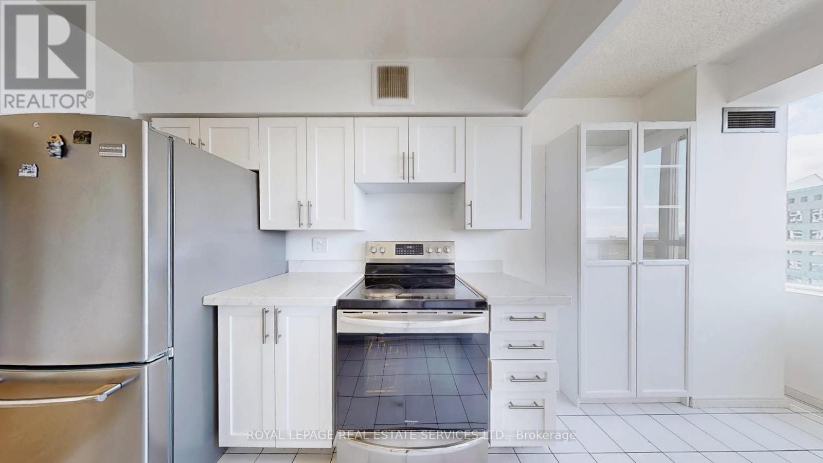 1111 - 50 Kingsbridge Garden, Mississauga, ON - Indoor Photo Showing Kitchen