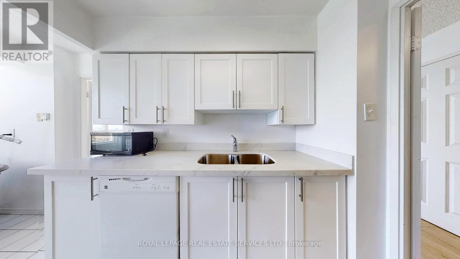 1111 - 50 Kingsbridge Garden, Mississauga, ON - Indoor Photo Showing Kitchen