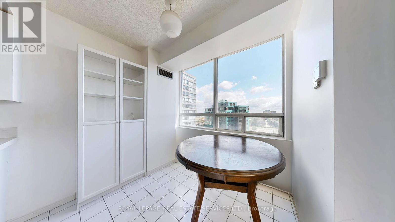 1111 - 50 Kingsbridge Garden, Mississauga, ON - Indoor Photo Showing Other Room