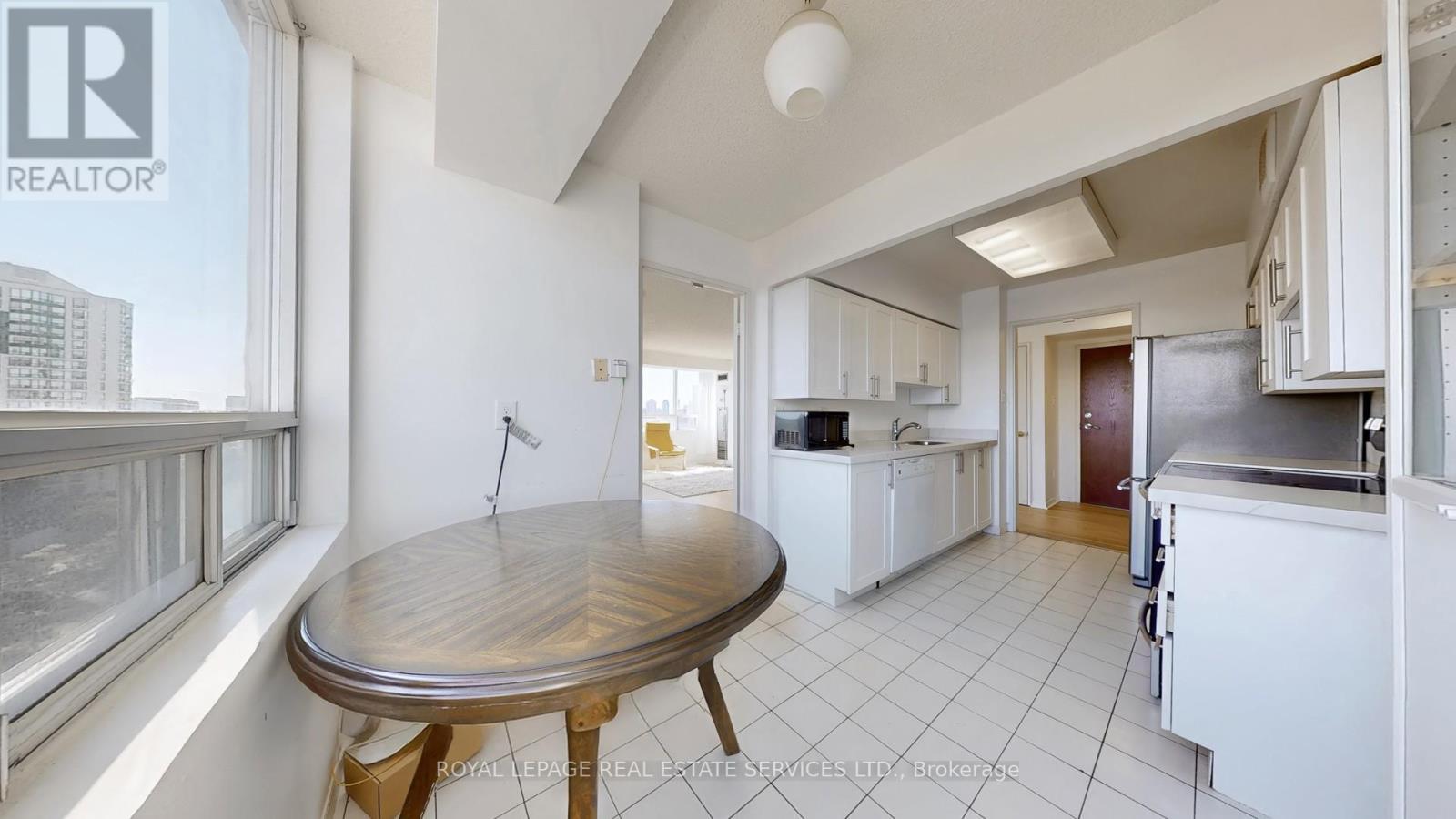 1111 - 50 Kingsbridge Garden, Mississauga, ON - Indoor Photo Showing Kitchen