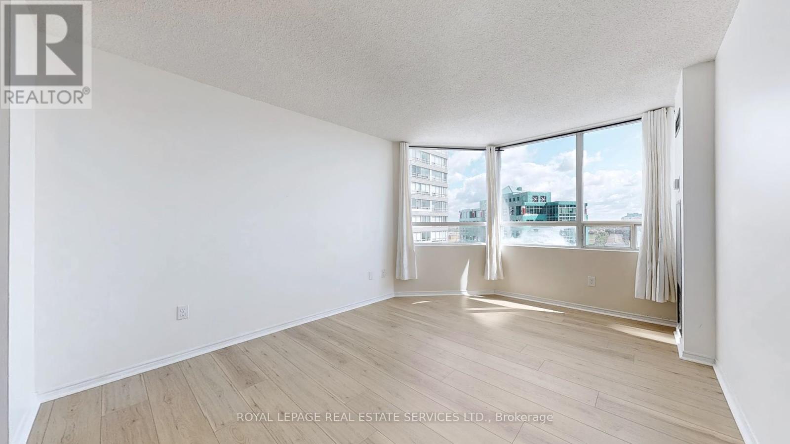 1111 - 50 Kingsbridge Garden, Mississauga, ON - Indoor Photo Showing Other Room