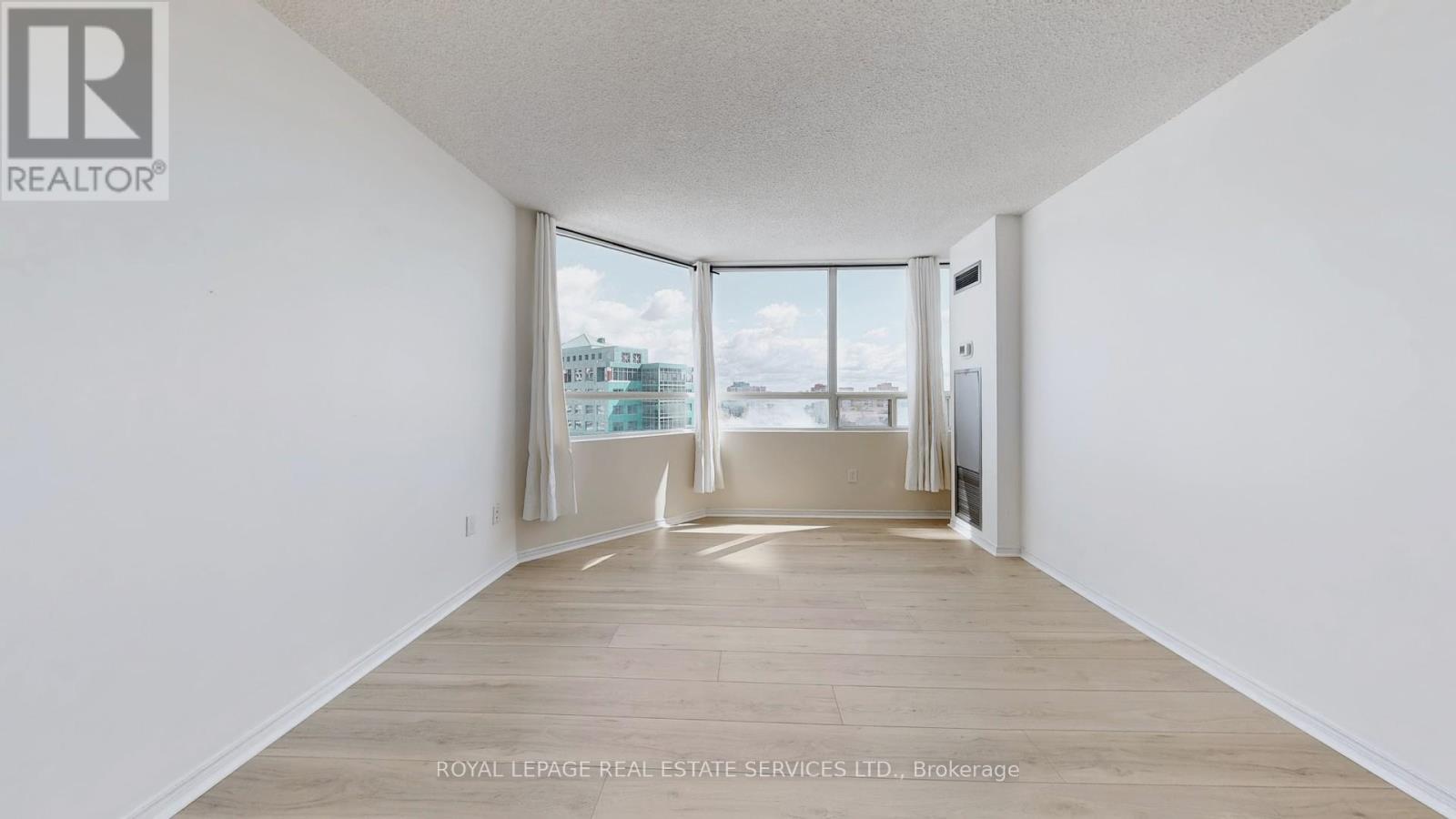 1111 - 50 Kingsbridge Garden, Mississauga, ON - Indoor Photo Showing Other Room