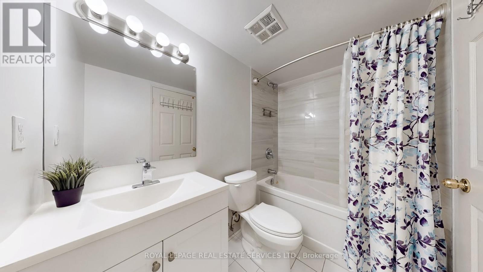 1111 - 50 Kingsbridge Garden, Mississauga, ON - Indoor Photo Showing Bathroom