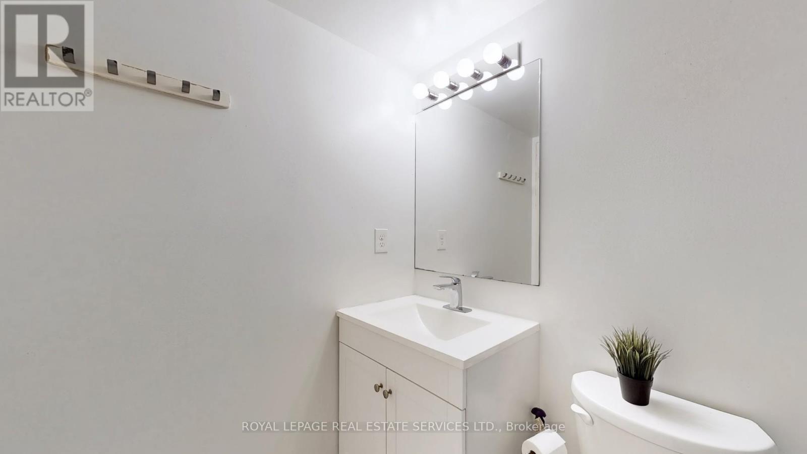 1111 - 50 Kingsbridge Garden, Mississauga, ON - Indoor Photo Showing Bathroom