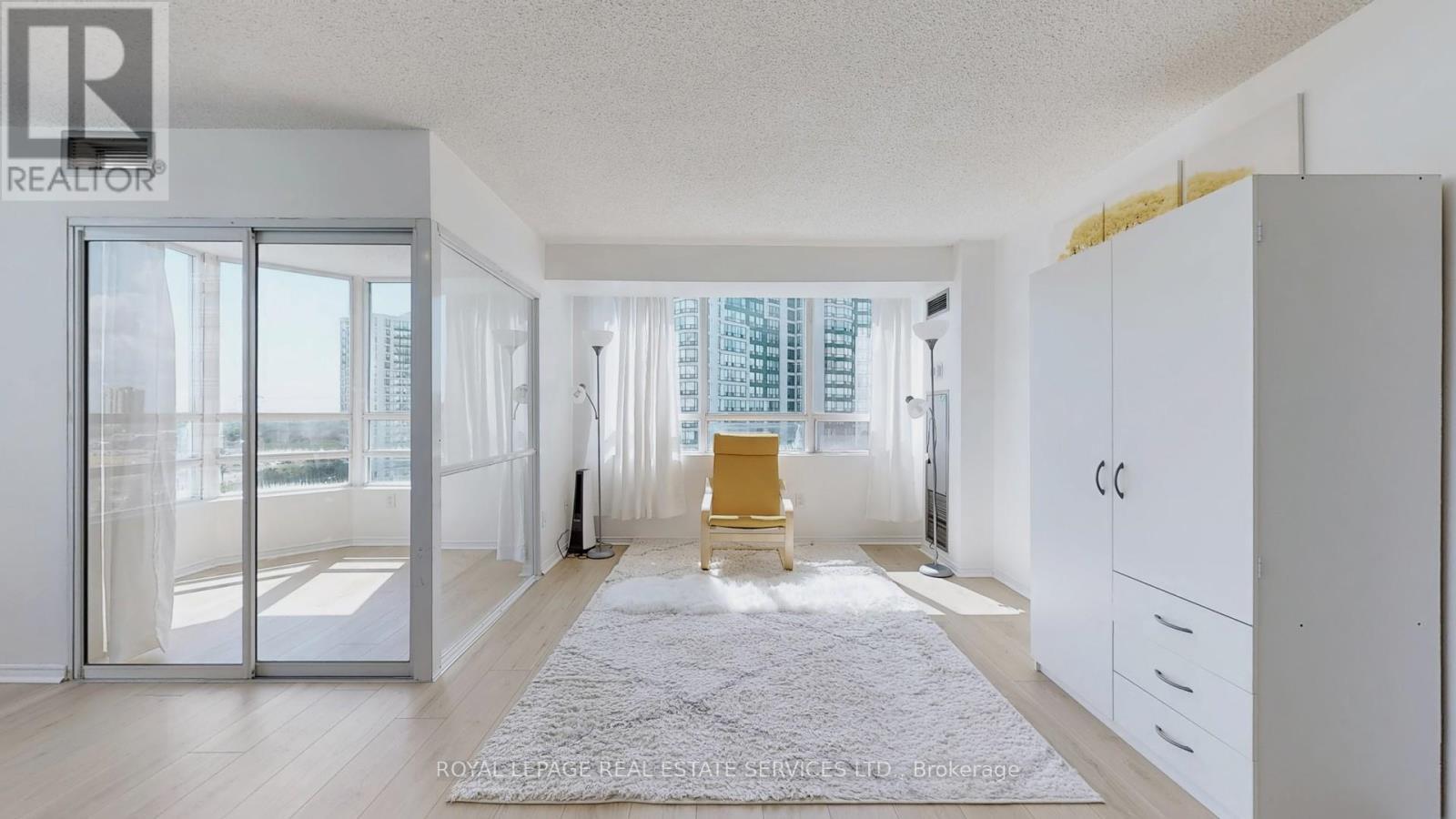 1111 - 50 Kingsbridge Garden, Mississauga, ON - Indoor Photo Showing Other Room