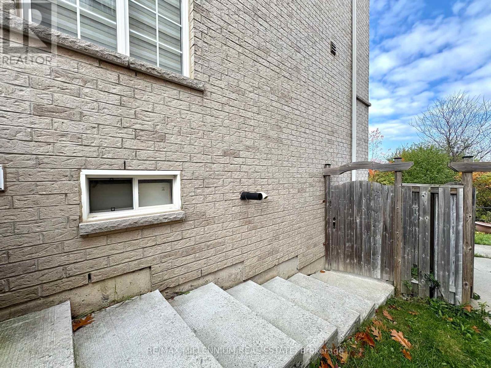 Walk Out Unit - 41 Stoneylake (Lower) Avenue, Brampton, ON