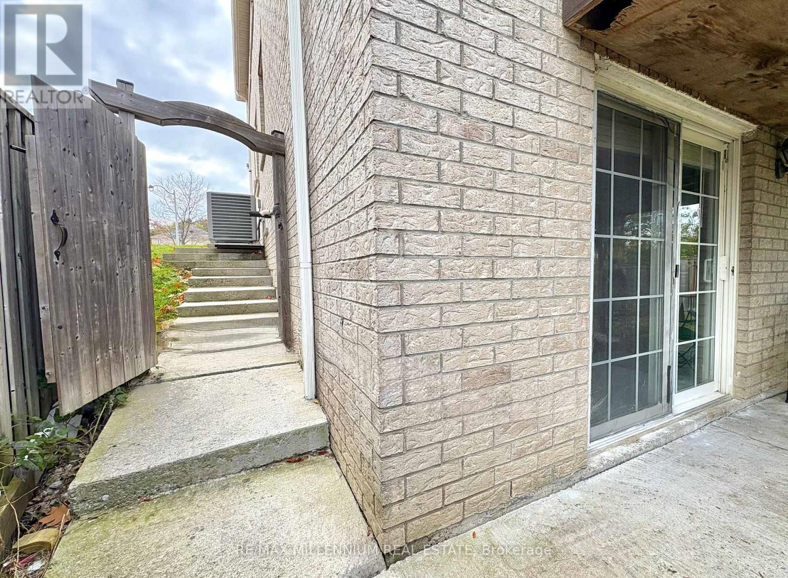 Walk Out Unit - 41 Stoneylake (Lower) Avenue, Brampton, ON