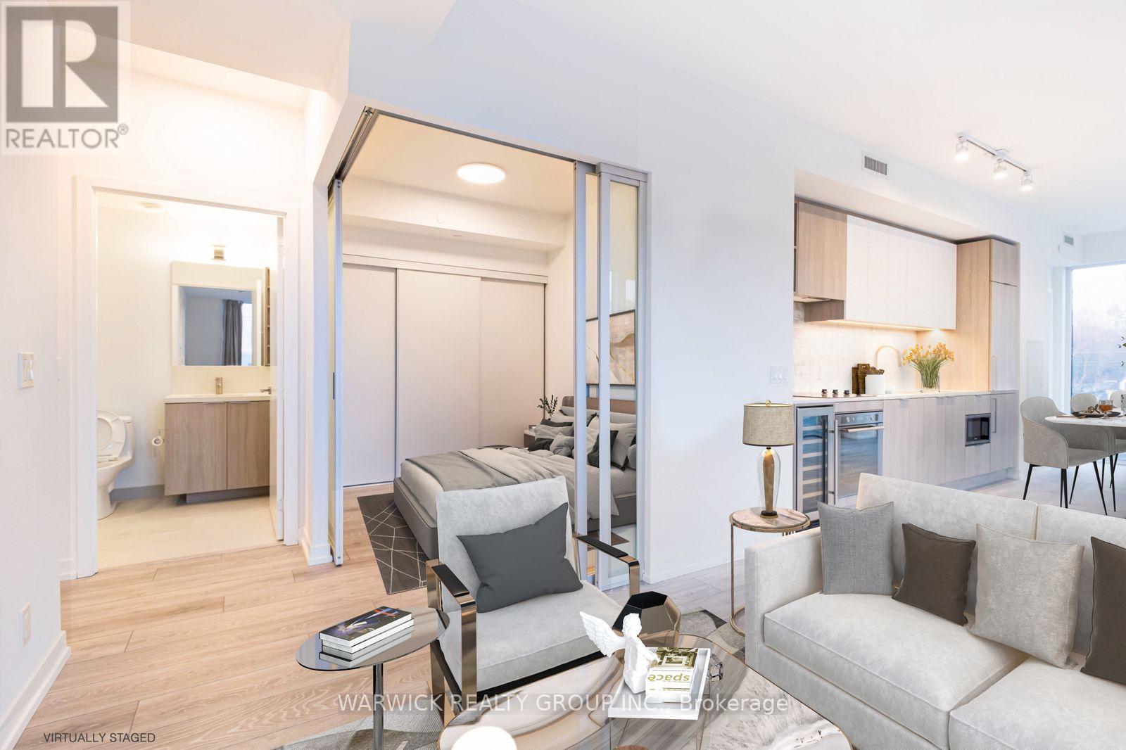 532 - 2020 Bathurst Street, Toronto, ON - Indoor Photo Showing Living Room