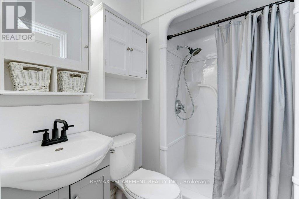 7 Homewood Avenue, Hamilton, ON - Indoor Photo Showing Bathroom
