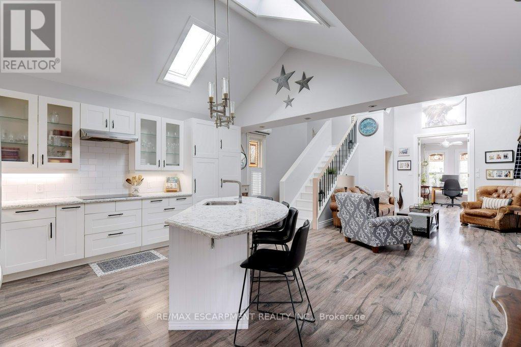 7 Homewood Avenue, Hamilton, ON - Indoor Photo Showing Kitchen