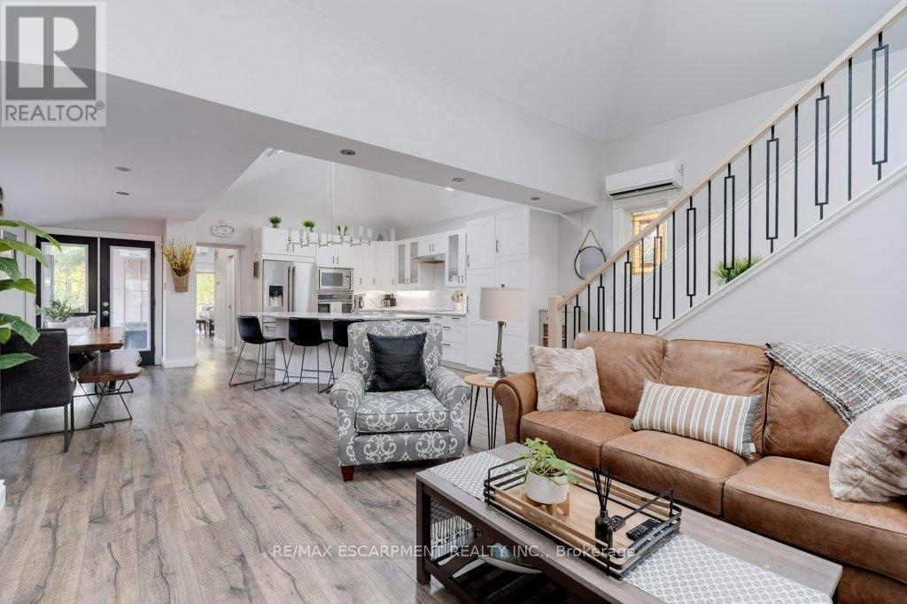 7 Homewood Avenue, Hamilton, ON - Indoor Photo Showing Living Room