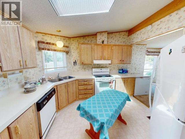 32-6271 Mcandrew Ave, Powell River, BC - Indoor Photo Showing Kitchen With Double Sink