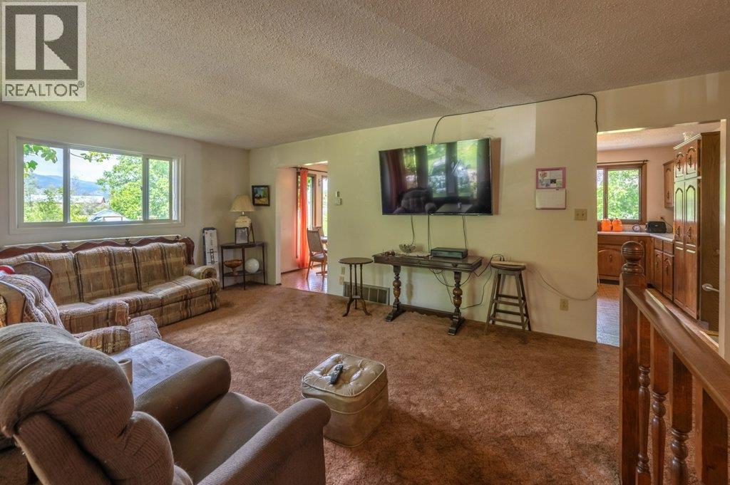 294 Road 18 Road, Oliver, BC - Indoor Photo Showing Living Room