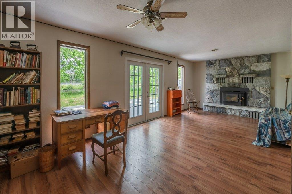 294 Road 18 Road, Oliver, BC - Indoor With Fireplace