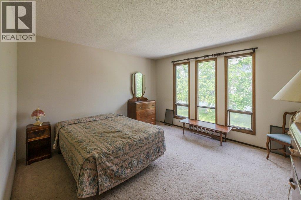 294 Road 18 Road, Oliver, BC - Indoor Photo Showing Bedroom