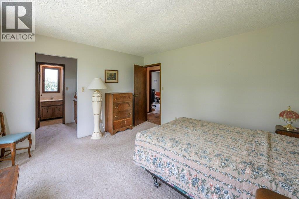 294 Road 18 Road, Oliver, BC - Indoor Photo Showing Bedroom