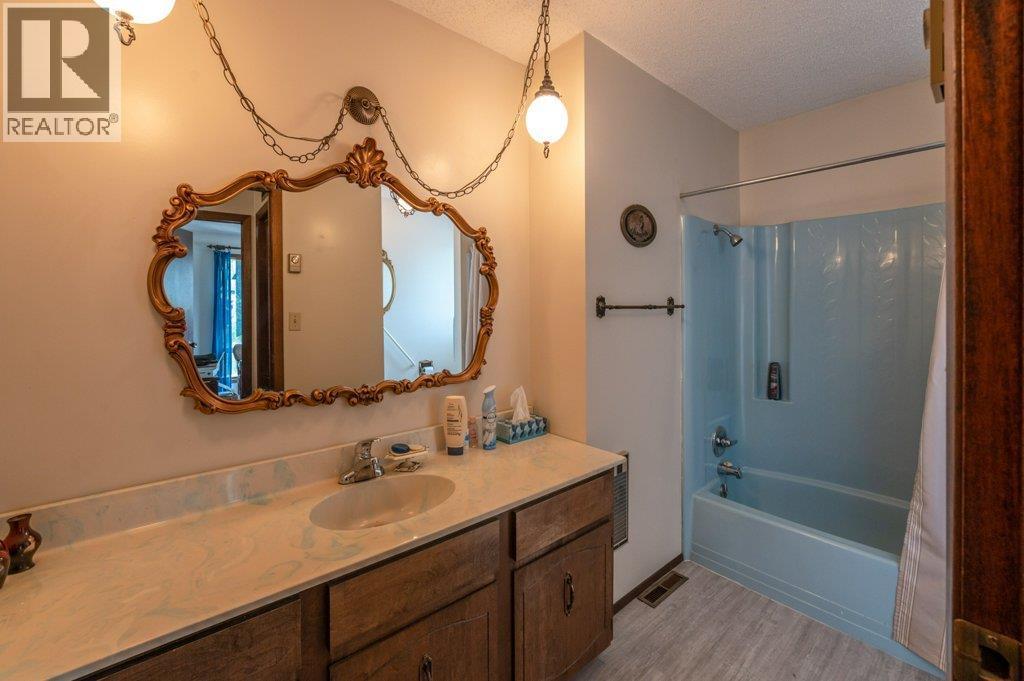 294 Road 18 Road, Oliver, BC - Indoor Photo Showing Bathroom