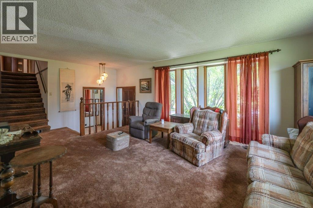 294 Road 18 Road, Oliver, BC - Indoor Photo Showing Living Room