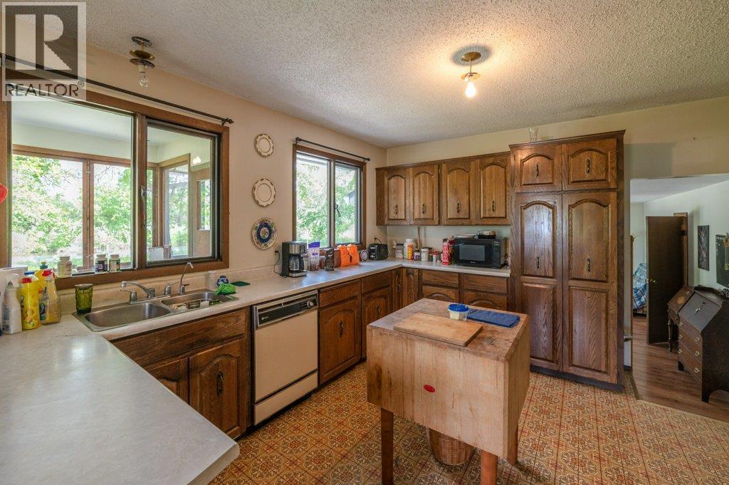 294 Road 18 Road, Oliver, BC - Indoor Photo Showing Kitchen With Double Sink