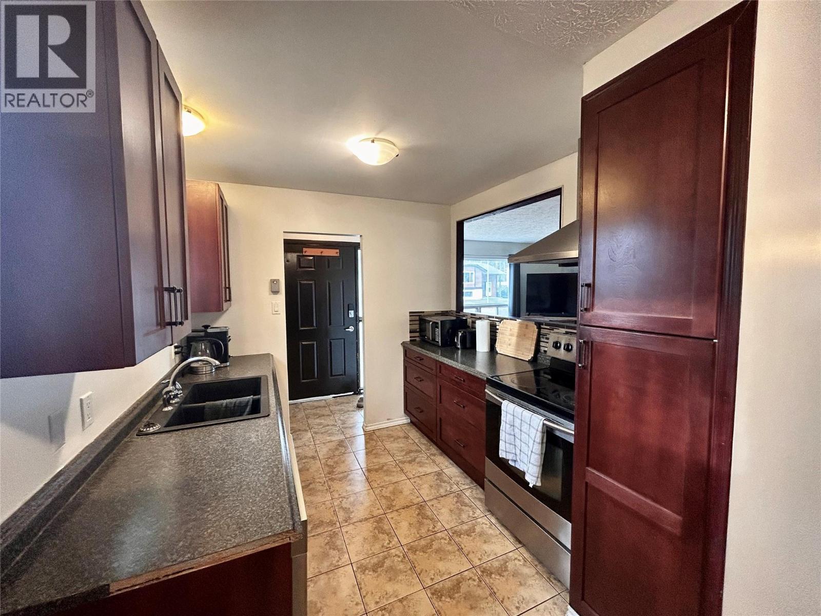248 Peace River Crescent, Tumbler Ridge, BC - Indoor Photo Showing Kitchen With Double Sink