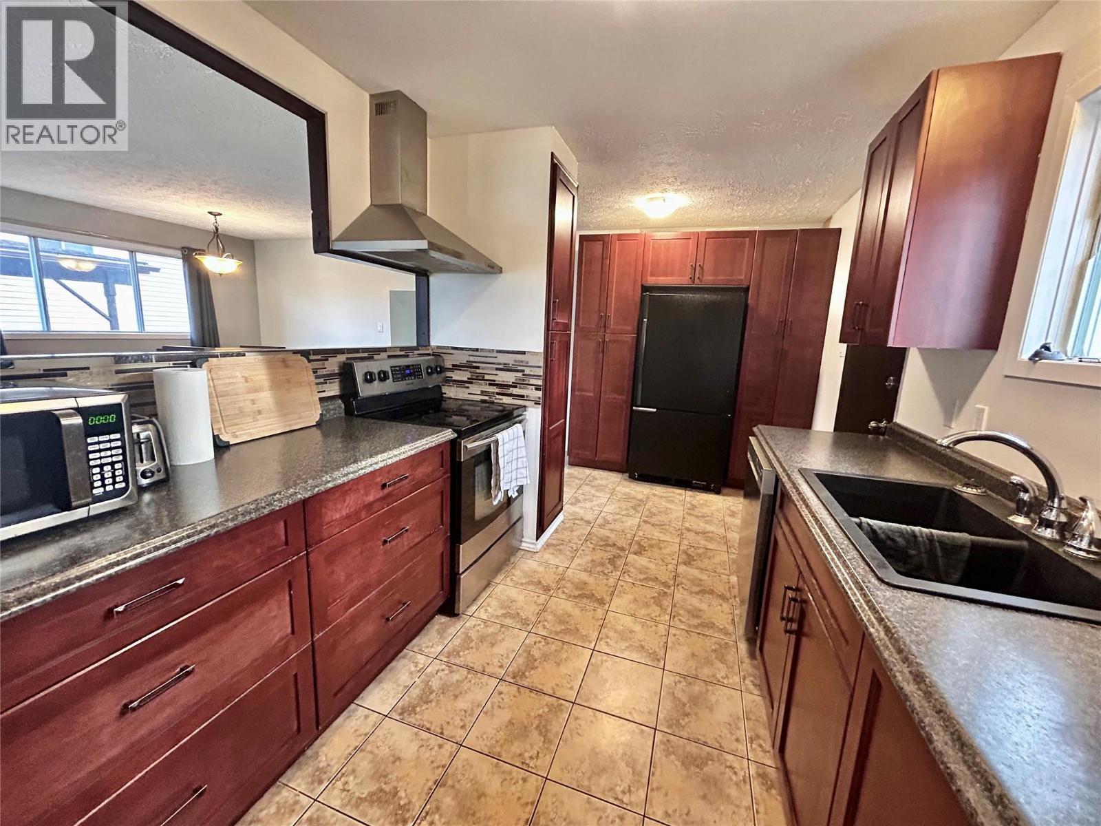 248 Peace River Crescent, Tumbler Ridge, BC - Indoor Photo Showing Kitchen With Double Sink