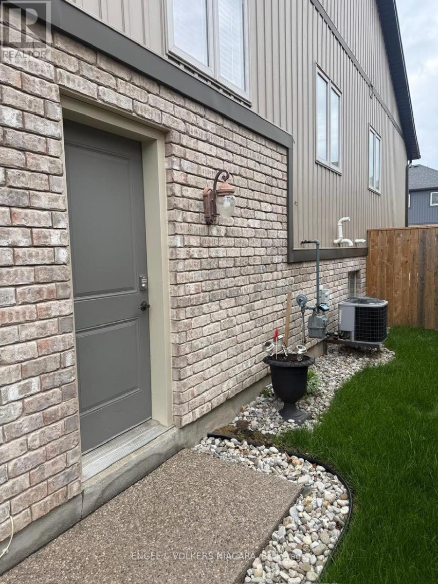 Seperate entrance - 9285 Eagle Ridge Drive N, Niagara Falls (Forestview), ON - Outdoor With Exterior