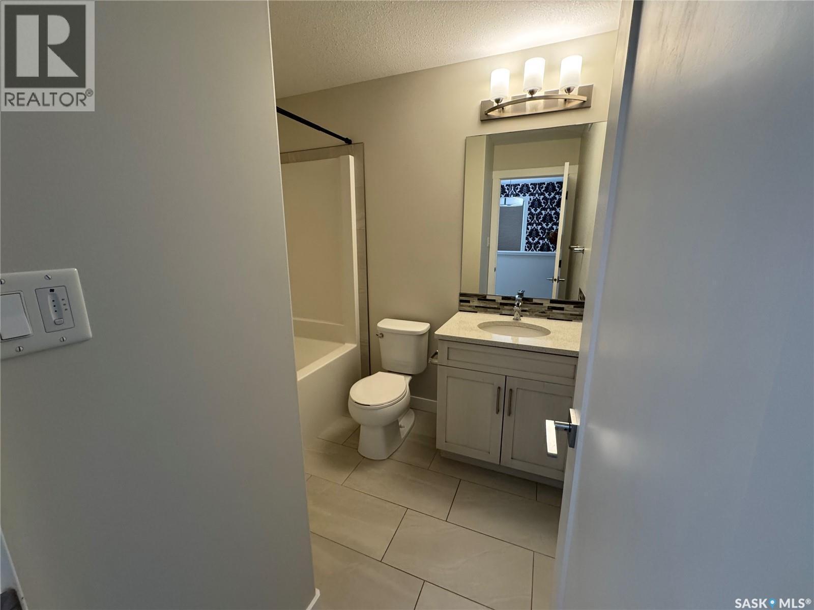 4409 E Keller Avenue, Regina, SK - Indoor Photo Showing Bathroom