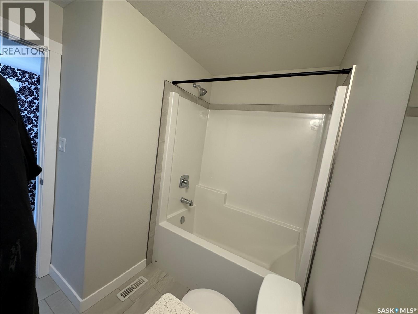 4409 E Keller Avenue, Regina, SK - Indoor Photo Showing Bathroom