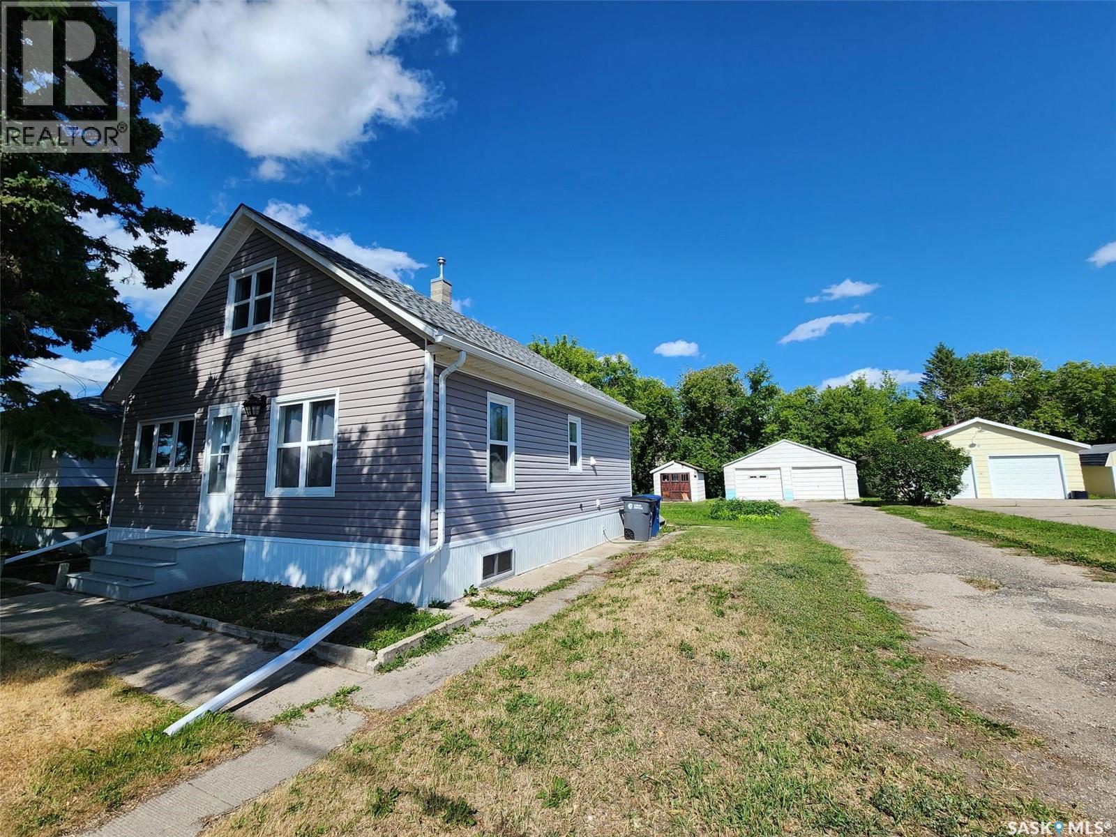 805 Pacific Street, Grenfell, SK - Outdoor